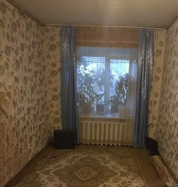 Продается трехкомнатная квартира в пгт. Струги Красные