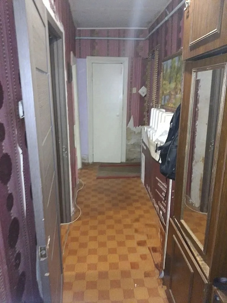Продается трехкомнатная квартира в пгт. Струги Красные