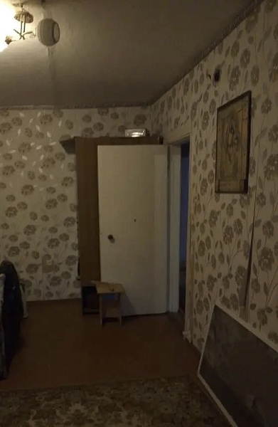 Продается трехкомнатная квартира в пгт. Струги Красные