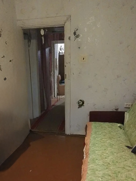 Продается трехкомнатная квартира в пгт. Струги Красные